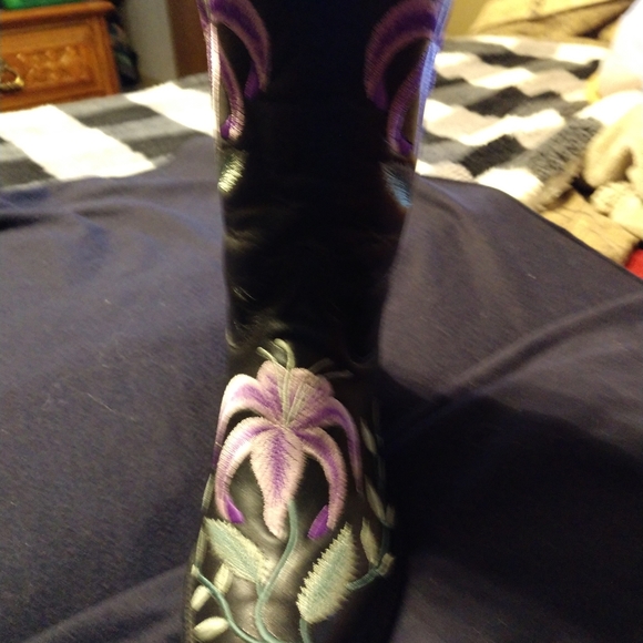 Limited Edition Manuel Boots - Picture 15 of 16